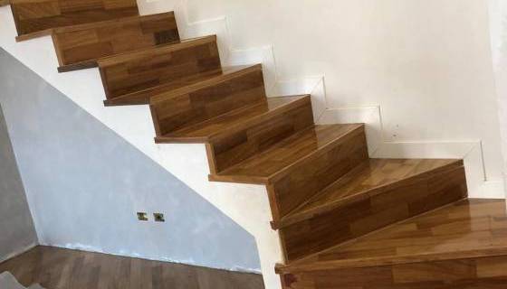 Posa parquet su scale a Latina